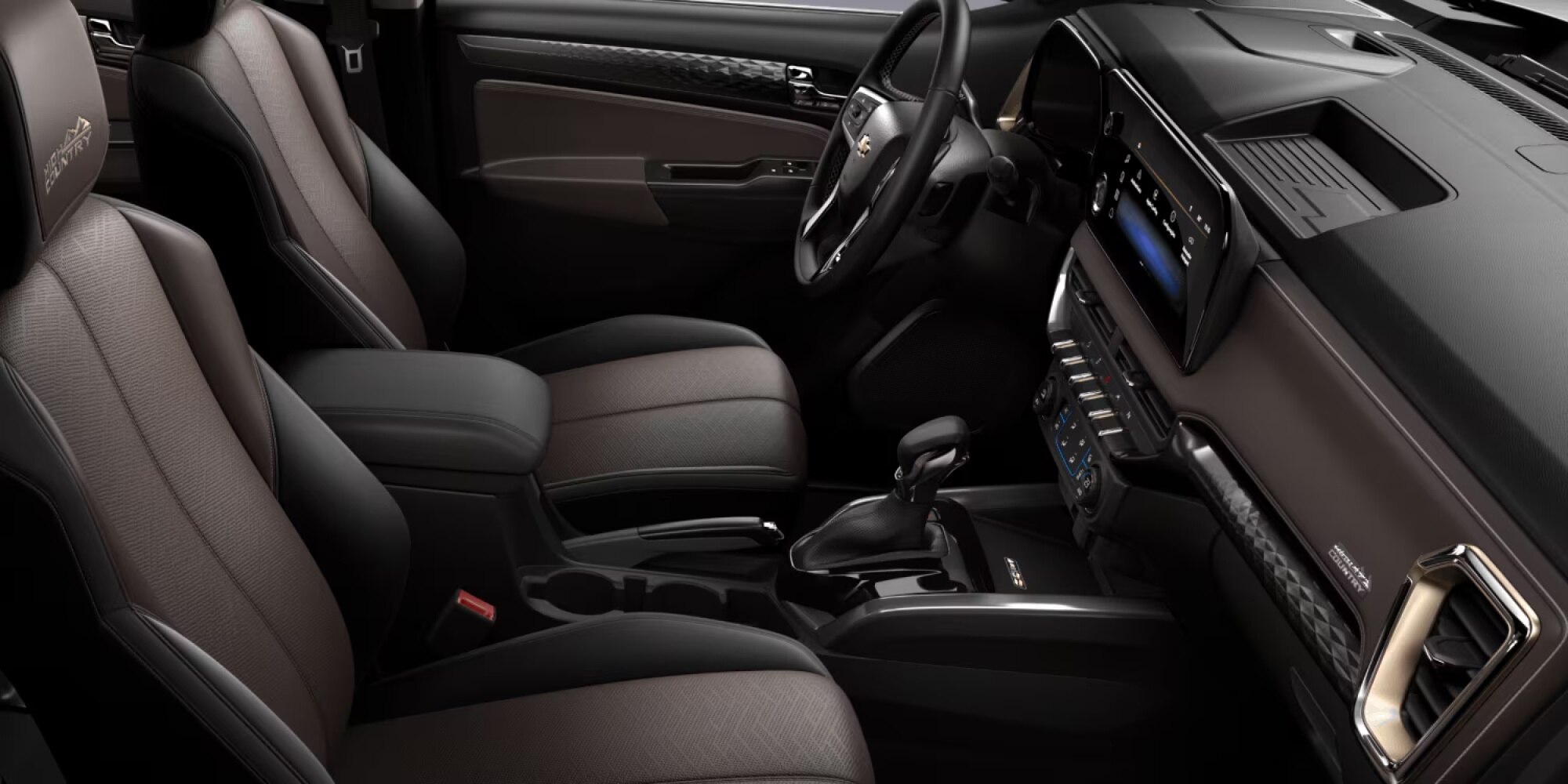 Interior do Chevrolet Trailblazer High Country com bancos revestidos em couro, painel digital integrado e central multimídia